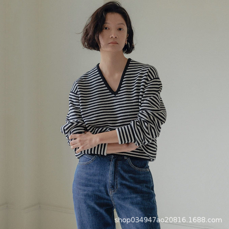 Pull fin à col en V pour femmes avec des motifs à rayures Chic & Stil