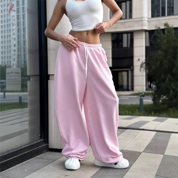 Comfortable and casual leisure pants for women with elastic waist and loose fit Lune London