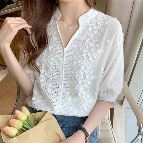 Blouse pour femmes avec broderie florale et manches mi-longues Chic & Stil