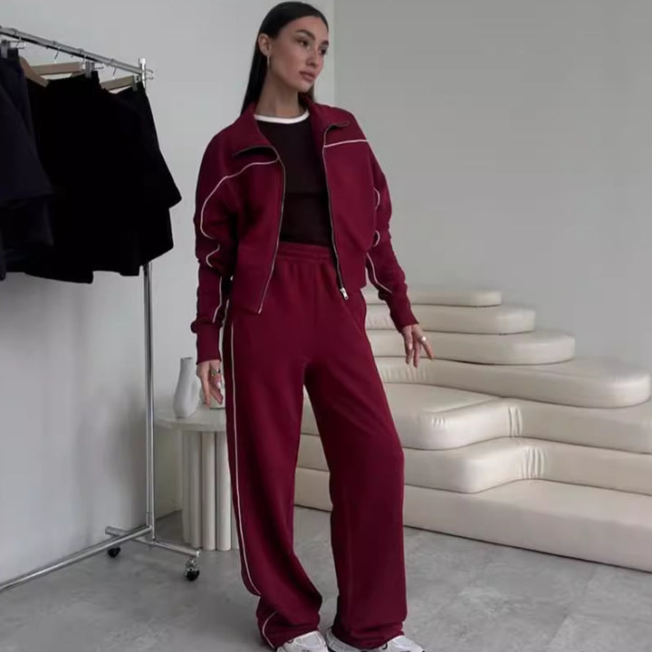 Women's sporty leisure suit with soft top and comfortable pants Lune London