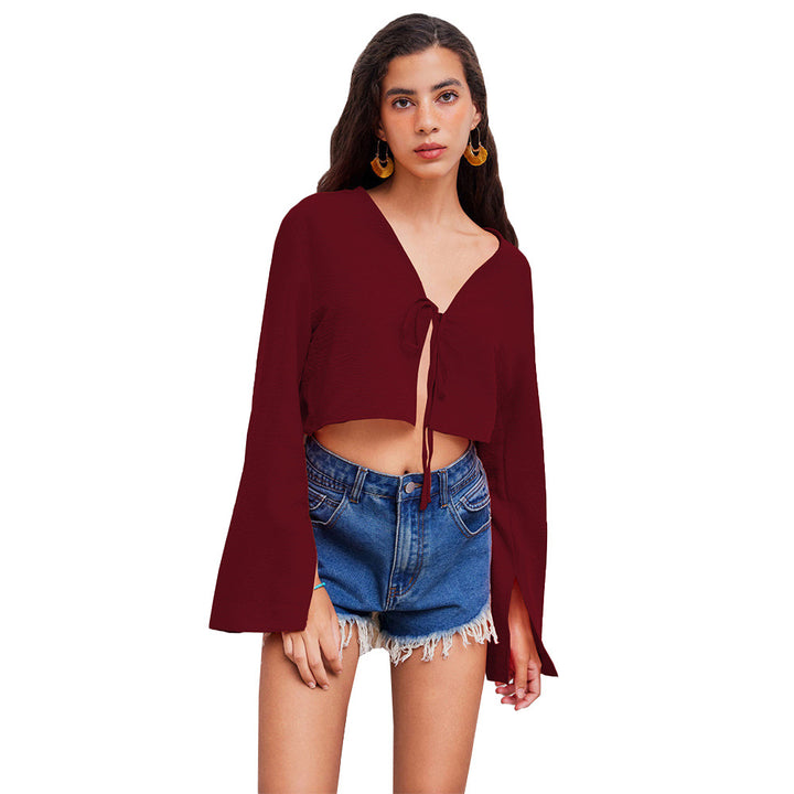 Short top for women with a deep V neckline and a playful bow Chic & Stil
