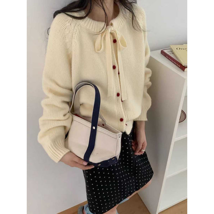 Cardigan court en tricot pour femmes avec ruban et matériau léger Chic & Stil