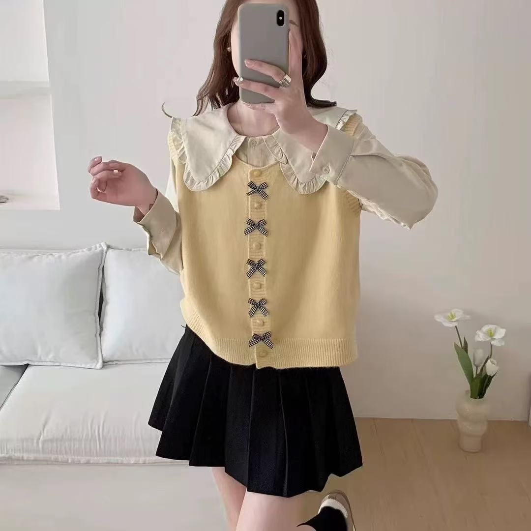 Trendy knit pullover for women with a large collar and decorative knots Lune London
