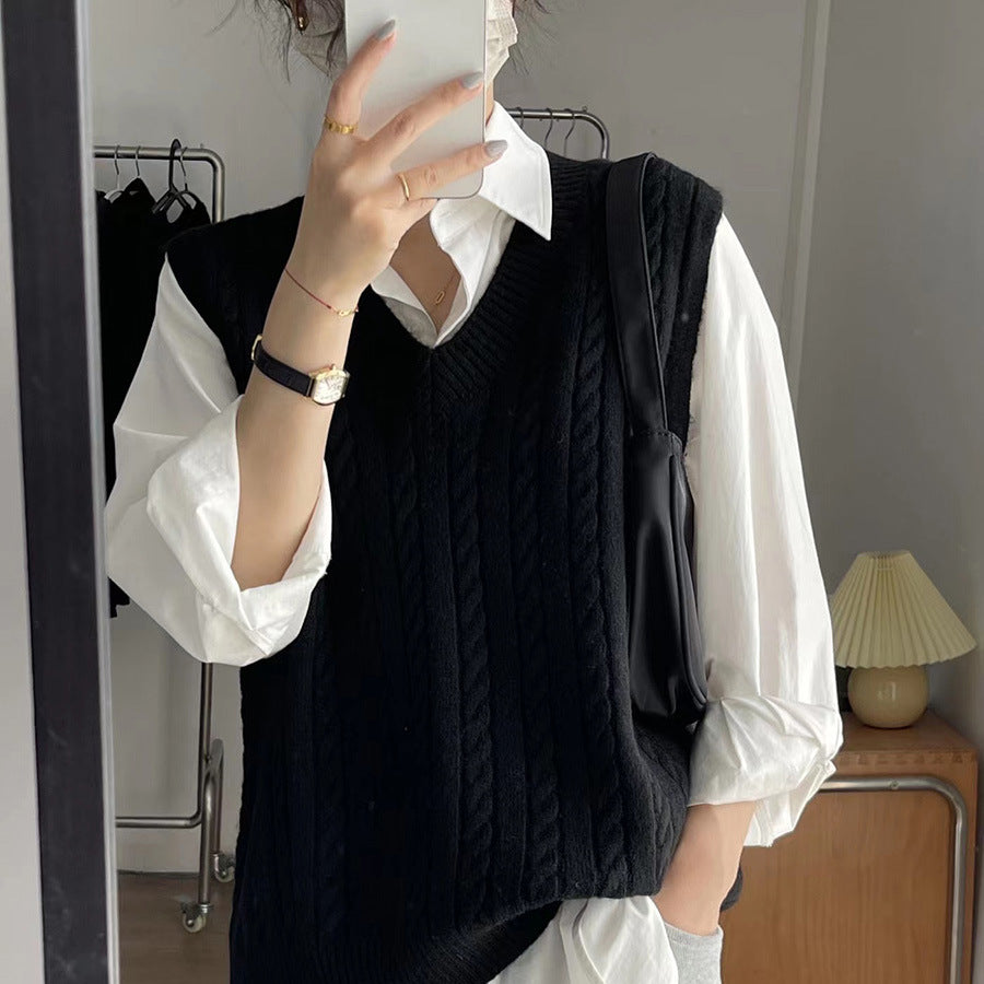 Knitted sweater for women with V-neck and twisted pattern Lune London