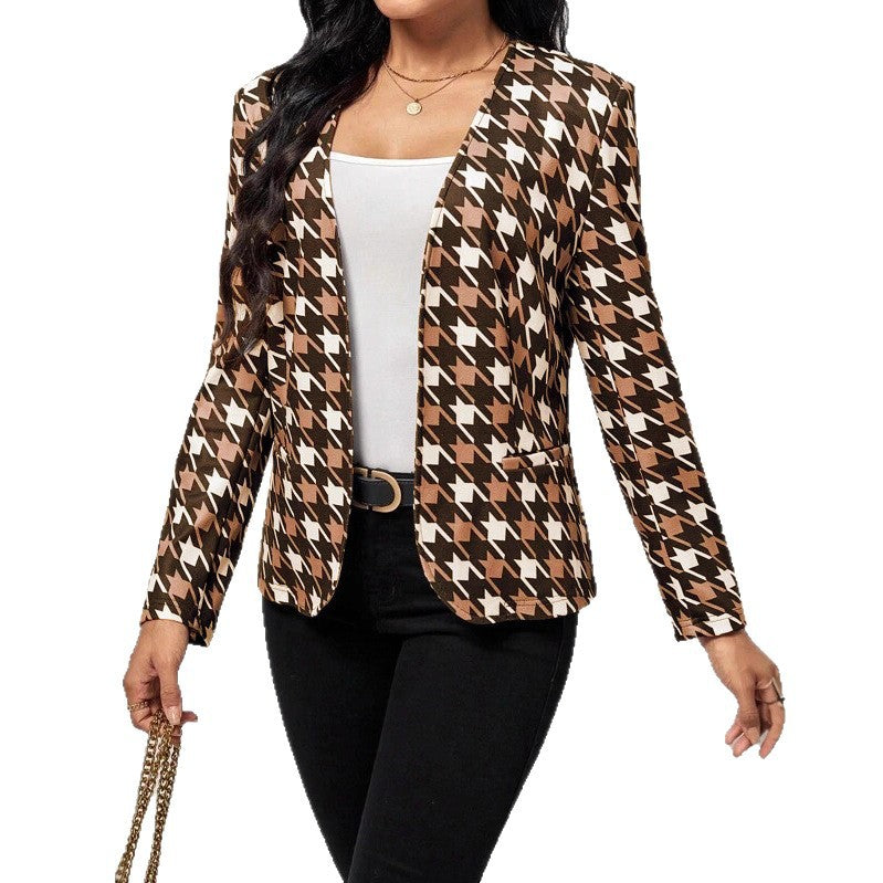 Trendy women's blazer jacket with an eye-catching houndstooth pattern and a fitted cut Lune London