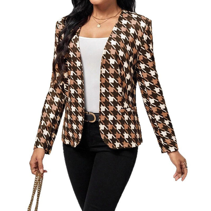 Trendy women's blazer jacket with an eye-catching houndstooth pattern and a fitted cut Lune London