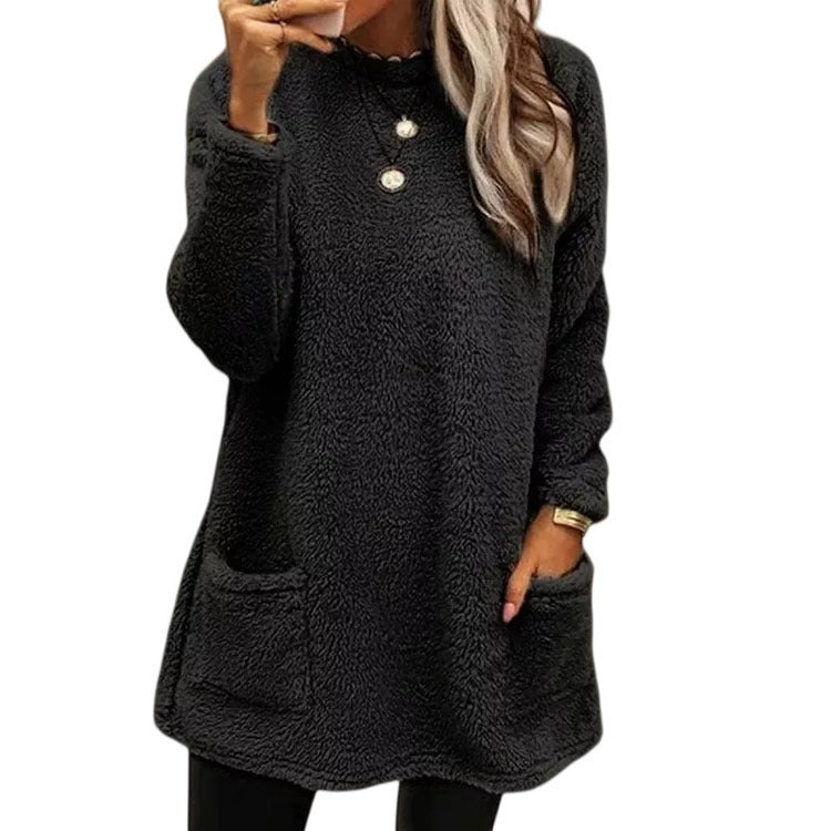 Cozy fleece sweater for women with a trendy round neckline and practical pockets Lune London