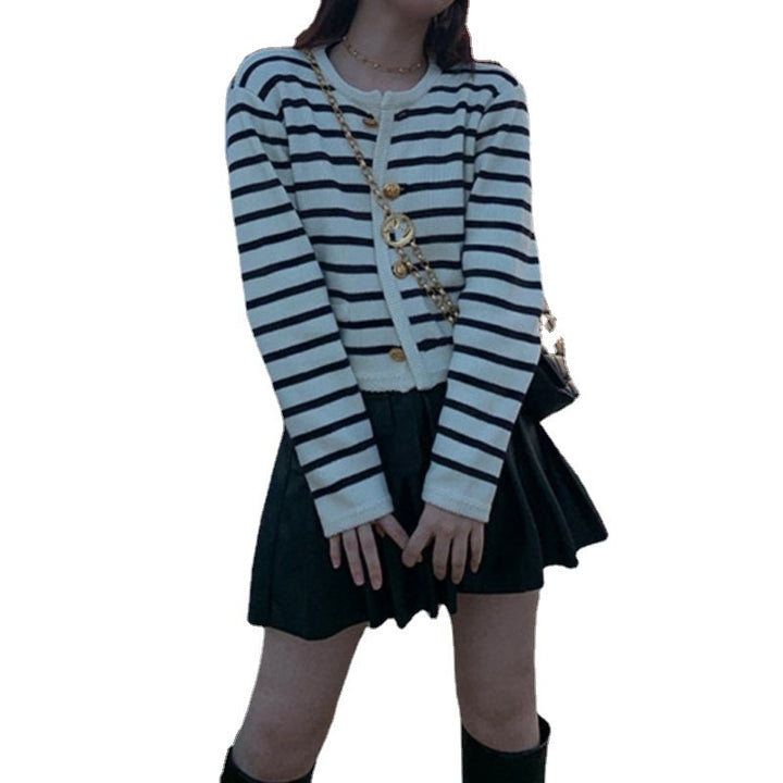 Cardigan pour femmes avec boutons élégants et motif rayé Chic & Stil