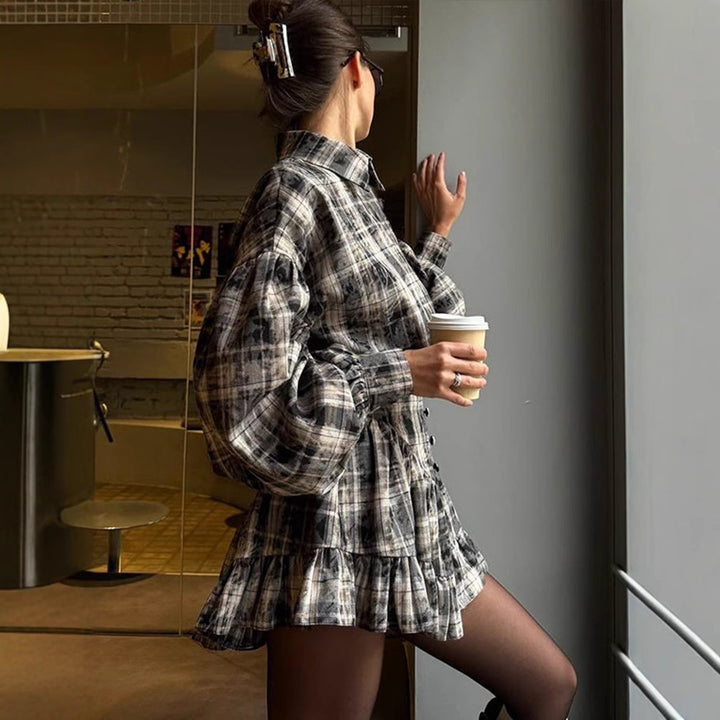 Robe à carreaux joueuse pour femmes avec détails en volants Chic & Stil