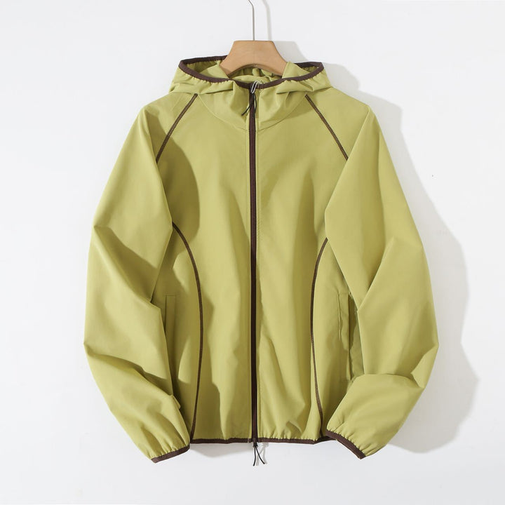 Veste coupe-vent légère pour femme avec un design de capuche innovant Chic & Stil