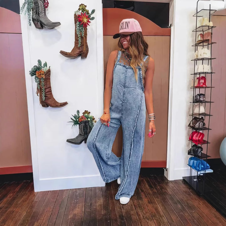 Salopette en denim pour femmes avec jambe large et poches pratiques Chic & Stil