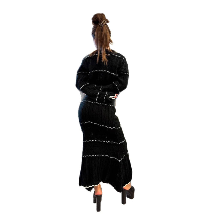Robe en tricot pour femmes avec des détails en rib contrastés et une patte de boutons Chic & Stil