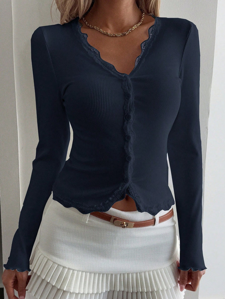 Chemise à manches longues pour femmes avec des détails en dentelle délicate et des boutons Chic & Stil