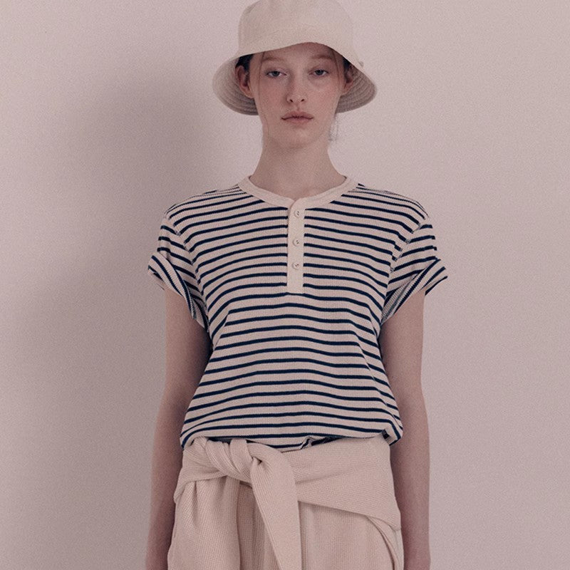 Chemisier à manches courtes à rayures tendance pour femmes avec patte de boutonnage Chic & Stil