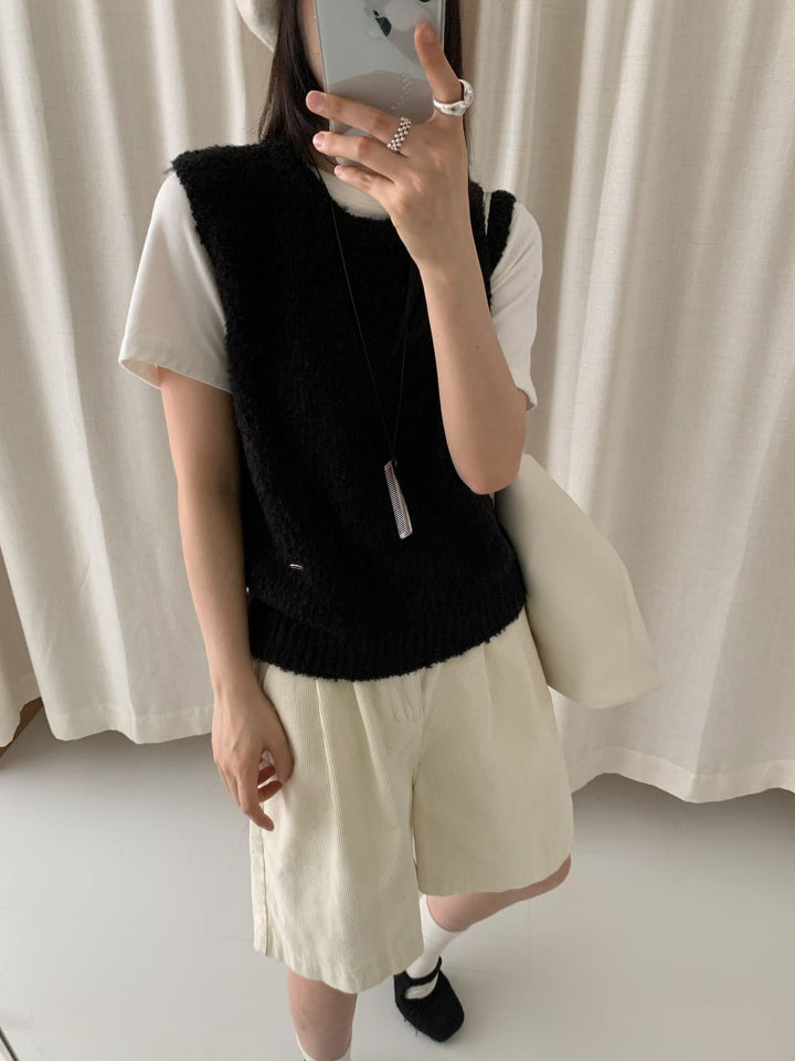 Knitted cardigan for women in soft and fluffy material with a chic and stylish modern fit