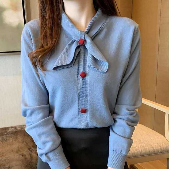 Blouse femme avec élégant col en nœud et détails de boutons décoratifs Chic & Stil