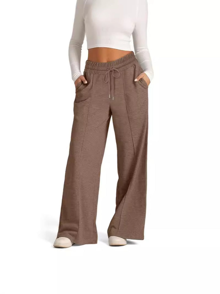 Loose leisure pants for women with elastic waistband and practical side pockets Lune London