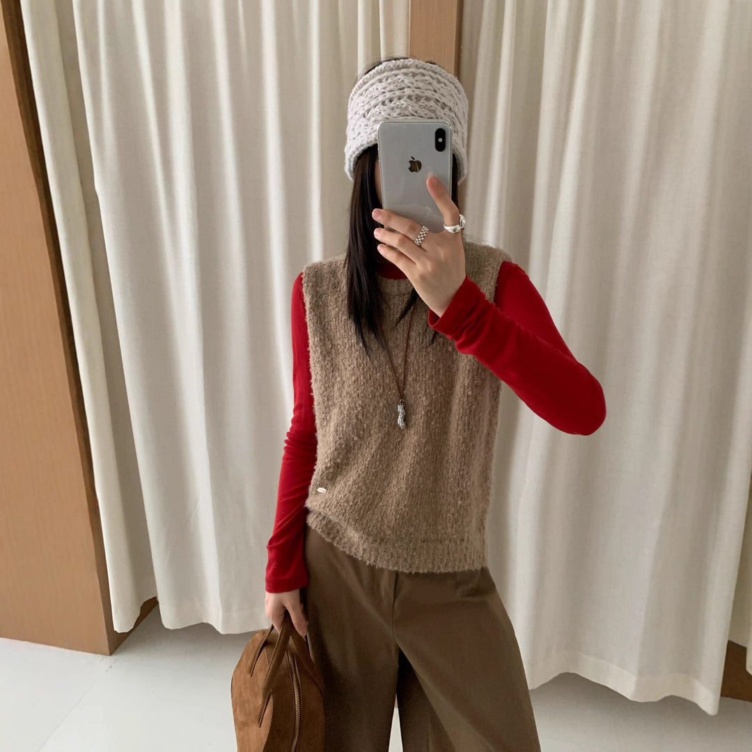 Knitted cardigan for women in soft and fluffy material with a chic and stylish modern fit