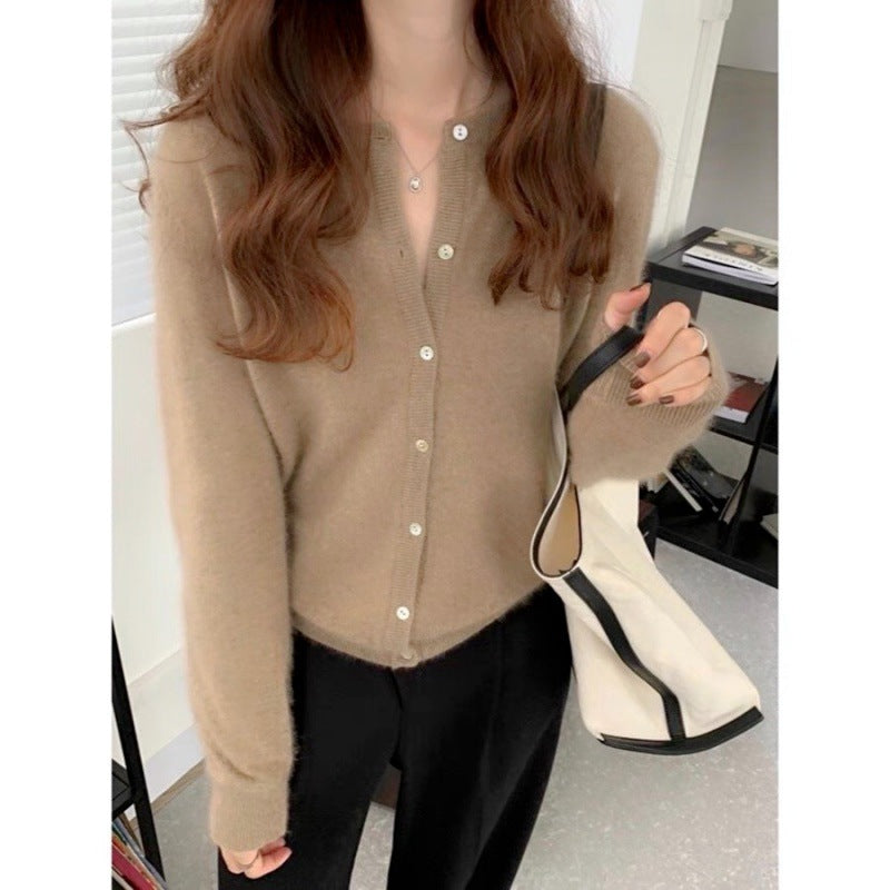 Comfortable knitted cardigan for women with fine texture and buttons Lune London