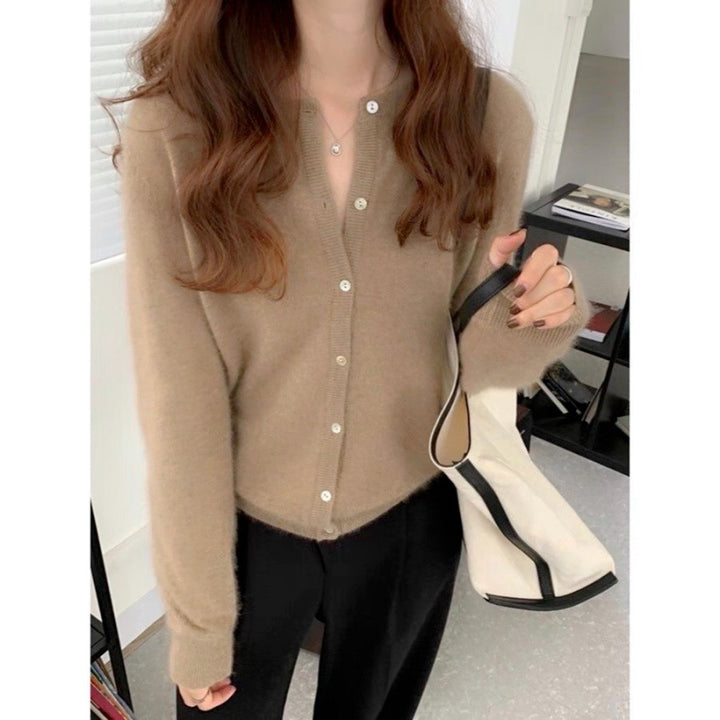 Comfortable knitted cardigan for women with fine texture and buttons Lune London
