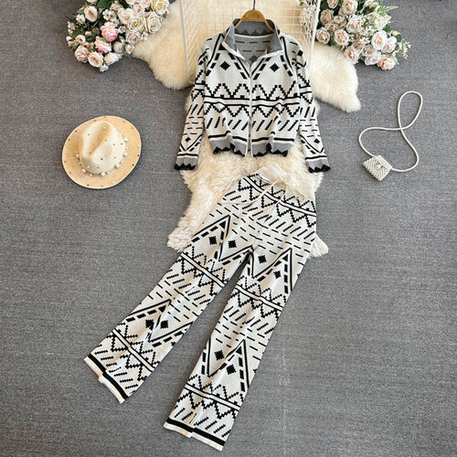 Trendy knit suit for women with geometric patterns Lune London