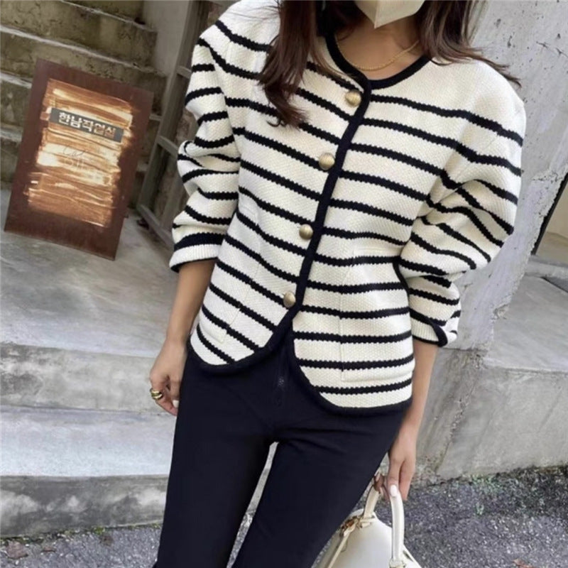 Cardigan pour femmes avec des boutons décoratifs et un col contrasté Lune London
