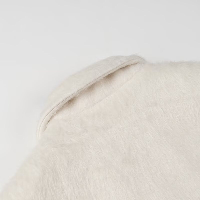 Veste en peluche élégante pour femmes avec coupe classique et poches pratiques Chic & Stil