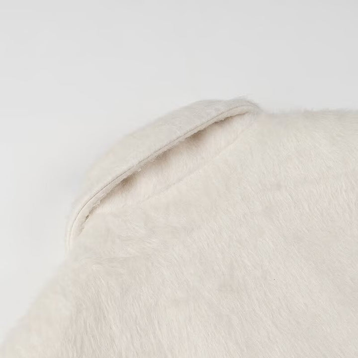 Veste en peluche élégante pour femmes avec coupe classique et poches pratiques Chic & Stil