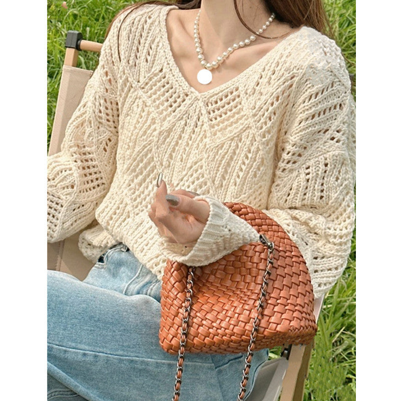 Chunky knit pullover for women with an innovative hole pattern and a relaxed fit Lune London