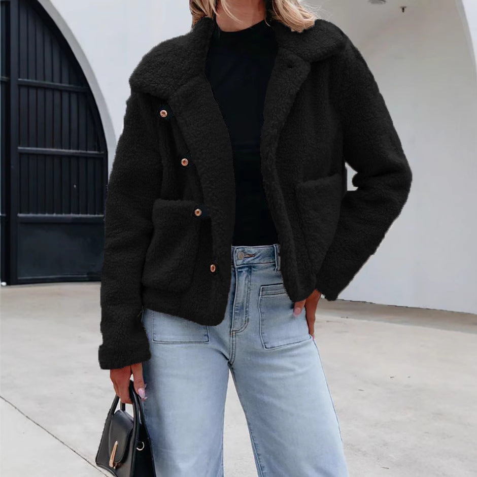 Veste en fourrure pour femme au design décontracté avec des détails de boutons et des poches pratiques Chic & Stil