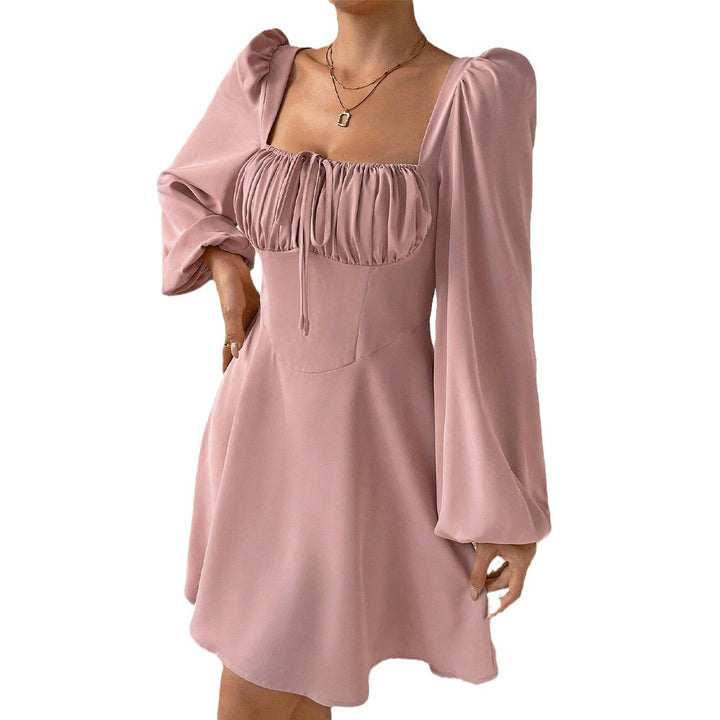 Robe mini femme avec des détails en volants et des manches bouffantes chics Chic & Stil