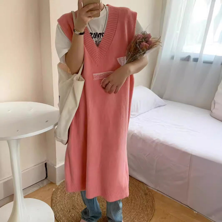 Robe tricotée pour femmes avec un élégant col en V et une fente latérale Chic & Stil