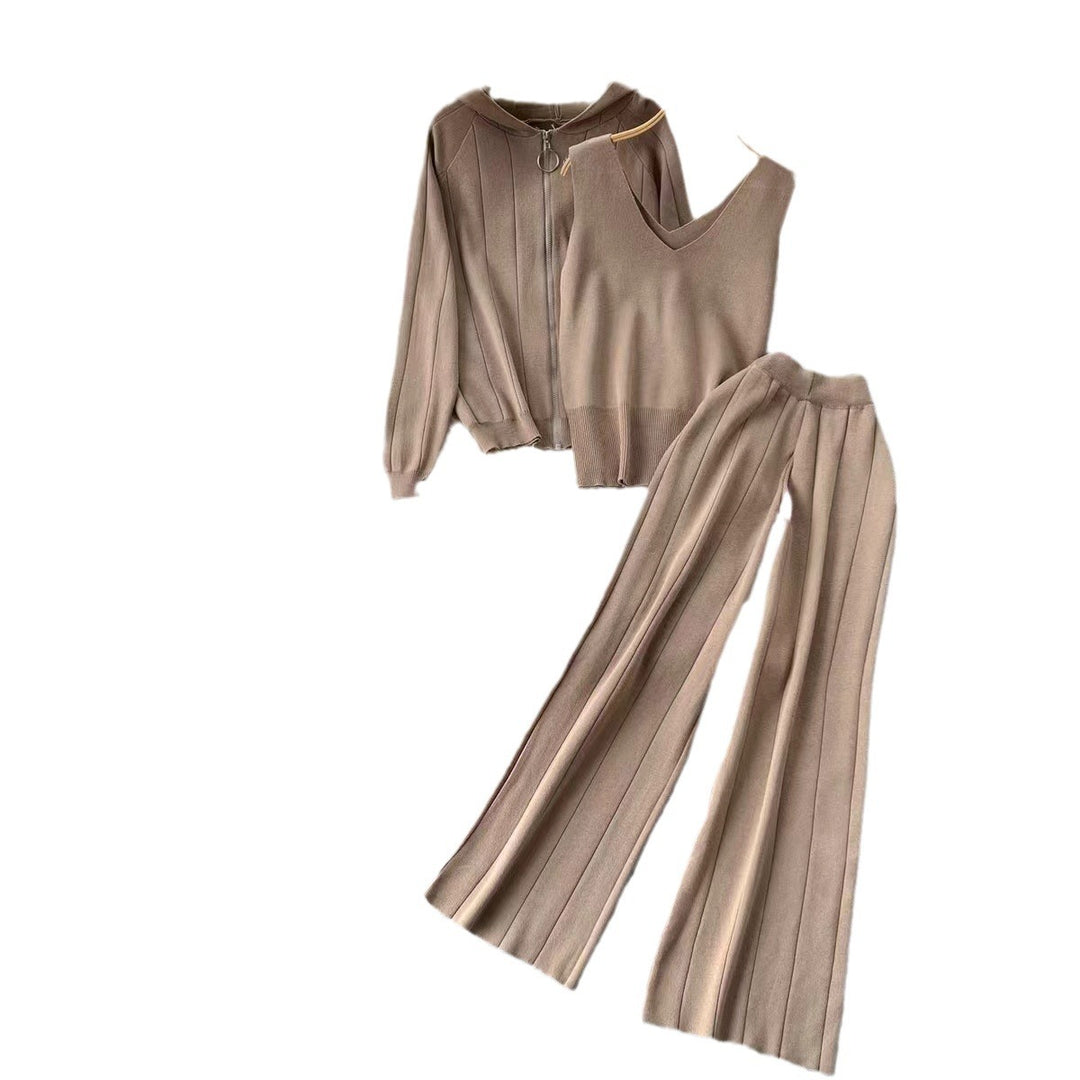 Lune London trendy knitted loungewear set for women with V-neck and hood