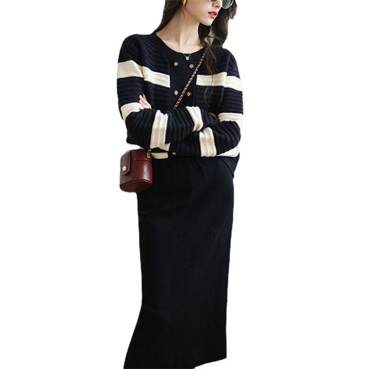 Cardigan tricoté élégant pour femmes avec motif rayé et boutons dorés Chic & Stil