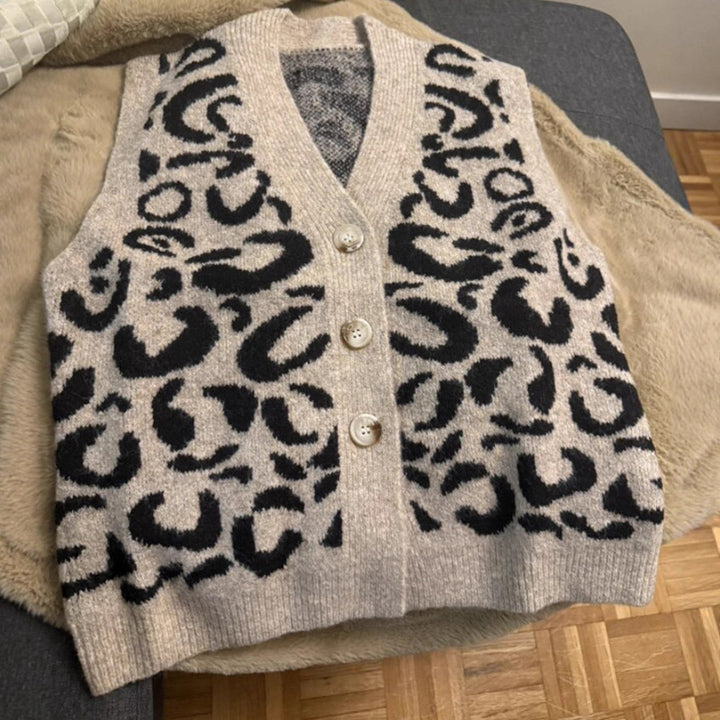 Knitted pattern vest for women with button closure and pockets Lune London