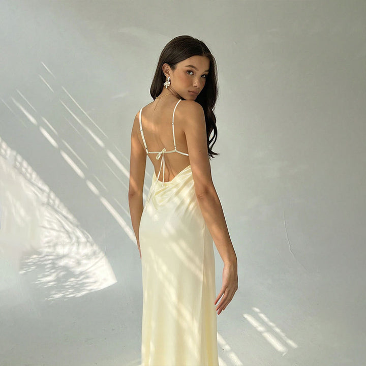 Robe Longue à Manches Longues pour Femme avec Élégant Col en V et Détail de Lacer Sophistiqué Chic & Stil