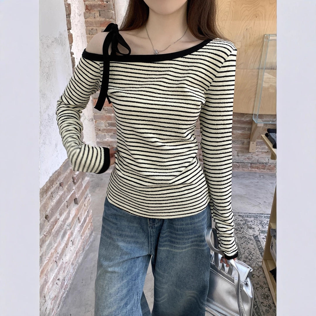Women's asymmetrical long-sleeve shirt with stylish strap detail Chic & Stil