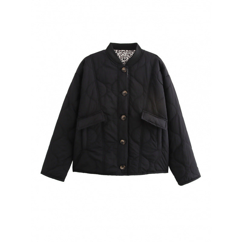 Ladies puffer jacket with practical pockets and decorative button closure Lune London