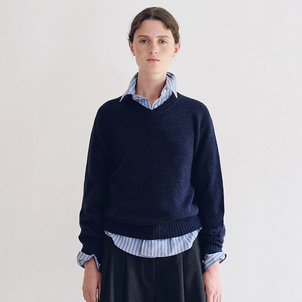 Pull fin en maille pour femmes avec col en V et large poignet Chic & Stil