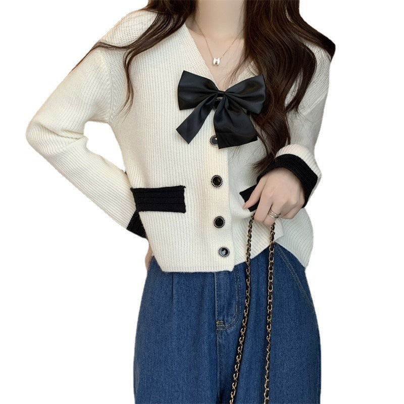 Cardigan de mode pour femmes avec des détails sophistiqués en satin et en boutons Chic & Stil