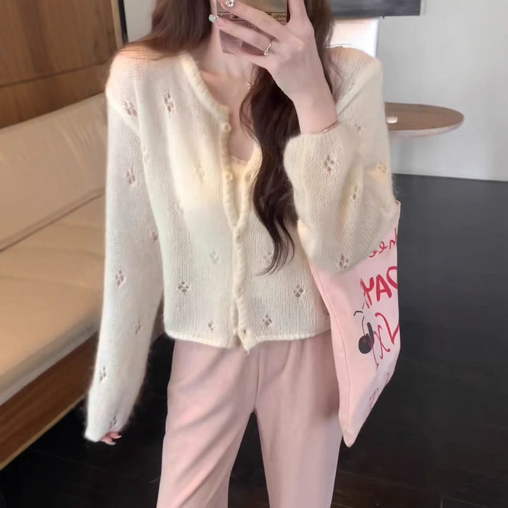 Cardigan pour femmes avec un motif floral délicat et des boutons élégants Chic & Stil