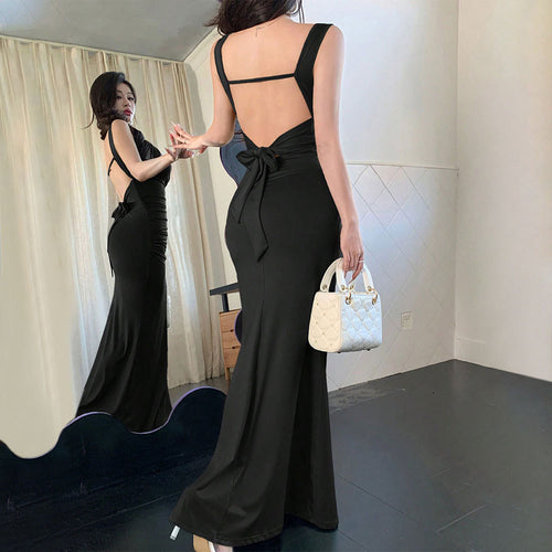 Robe de soirée élégante pour femmes avec découpes raffinées au dos et ceinture décorative à nouer Chic & Stil