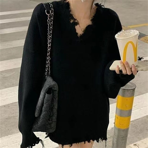 Casual knit sweater for women with V-neck fringe Lune London