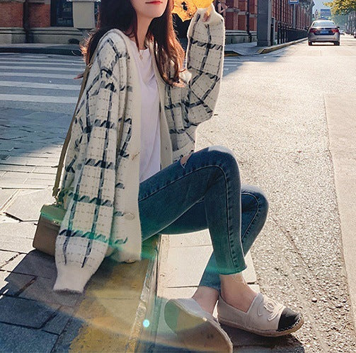 Ladies oversized cozy wool sweater with chic check pattern and style