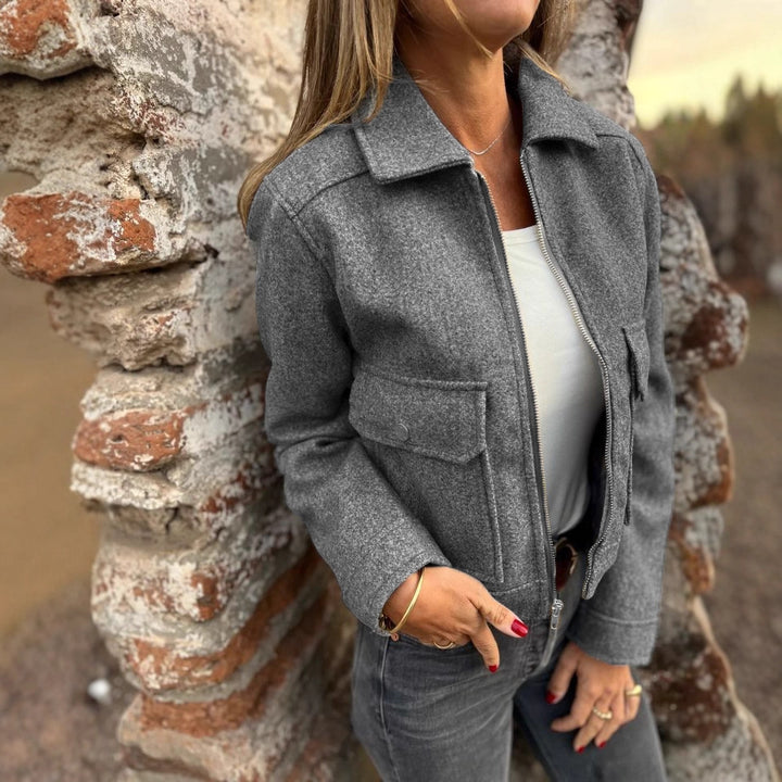 Veste féminine décontractée courte avec poches poitrine pratiques et fermeture éclair Chic & Stil