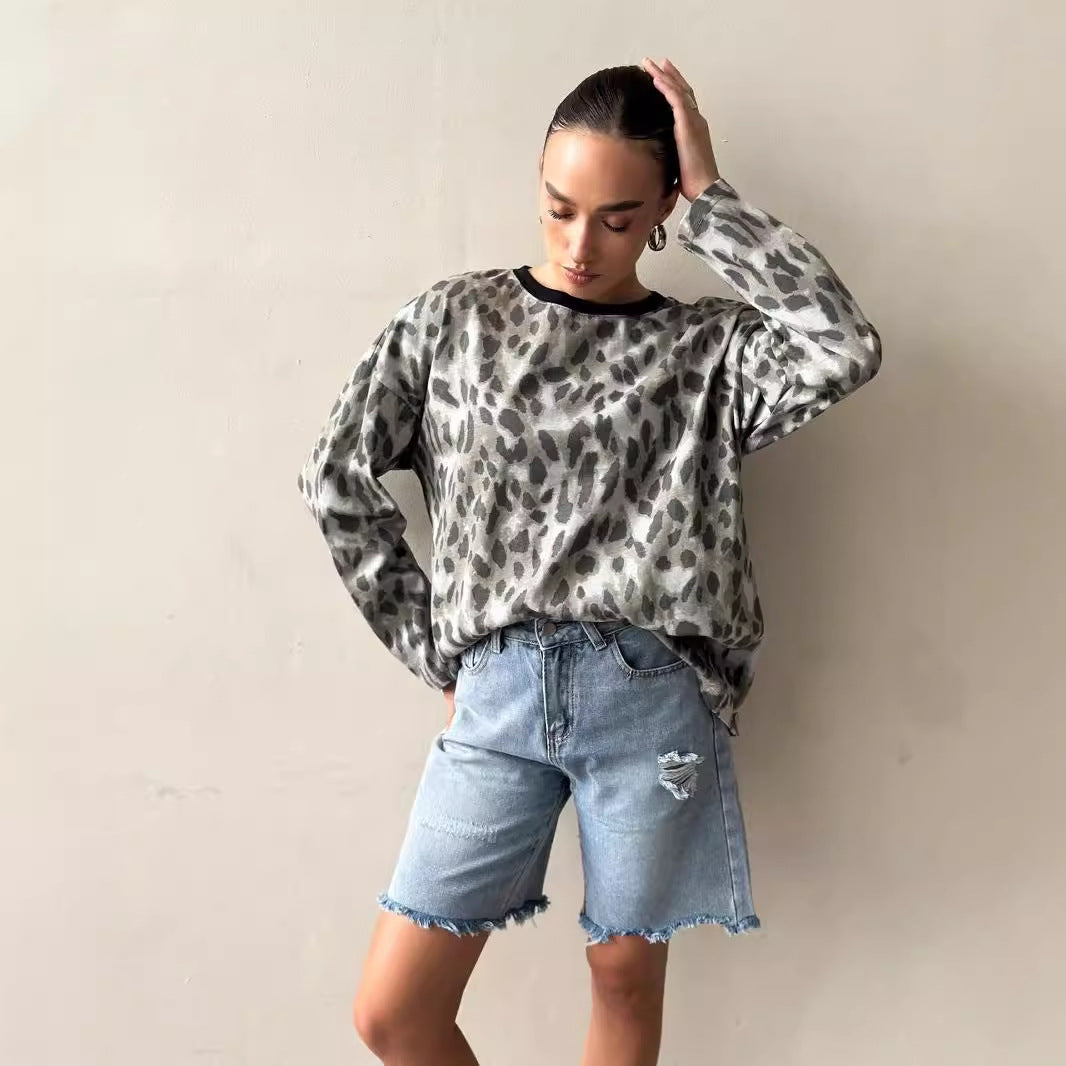 Casual women's sweatshirt with an exciting animal pattern Lune London