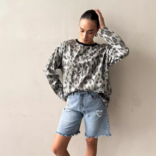 Casual women's sweatshirt with an exciting animal pattern Lune London