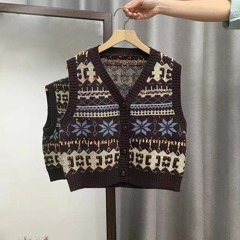 Knitted vest for women with a nice Norwegian pattern and button closure Lune London