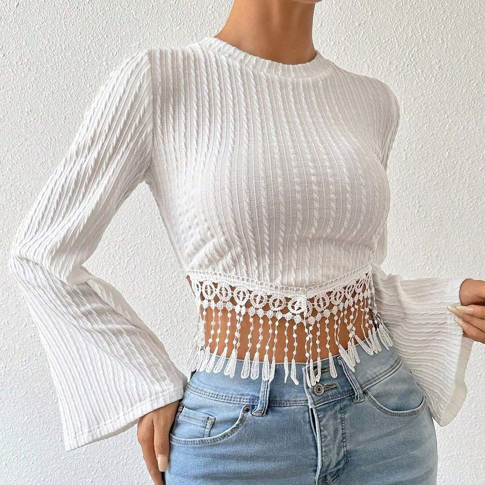 Top court élégant pour femmes avec des manches en trompette stylées et de la dentelle Chic & Stil