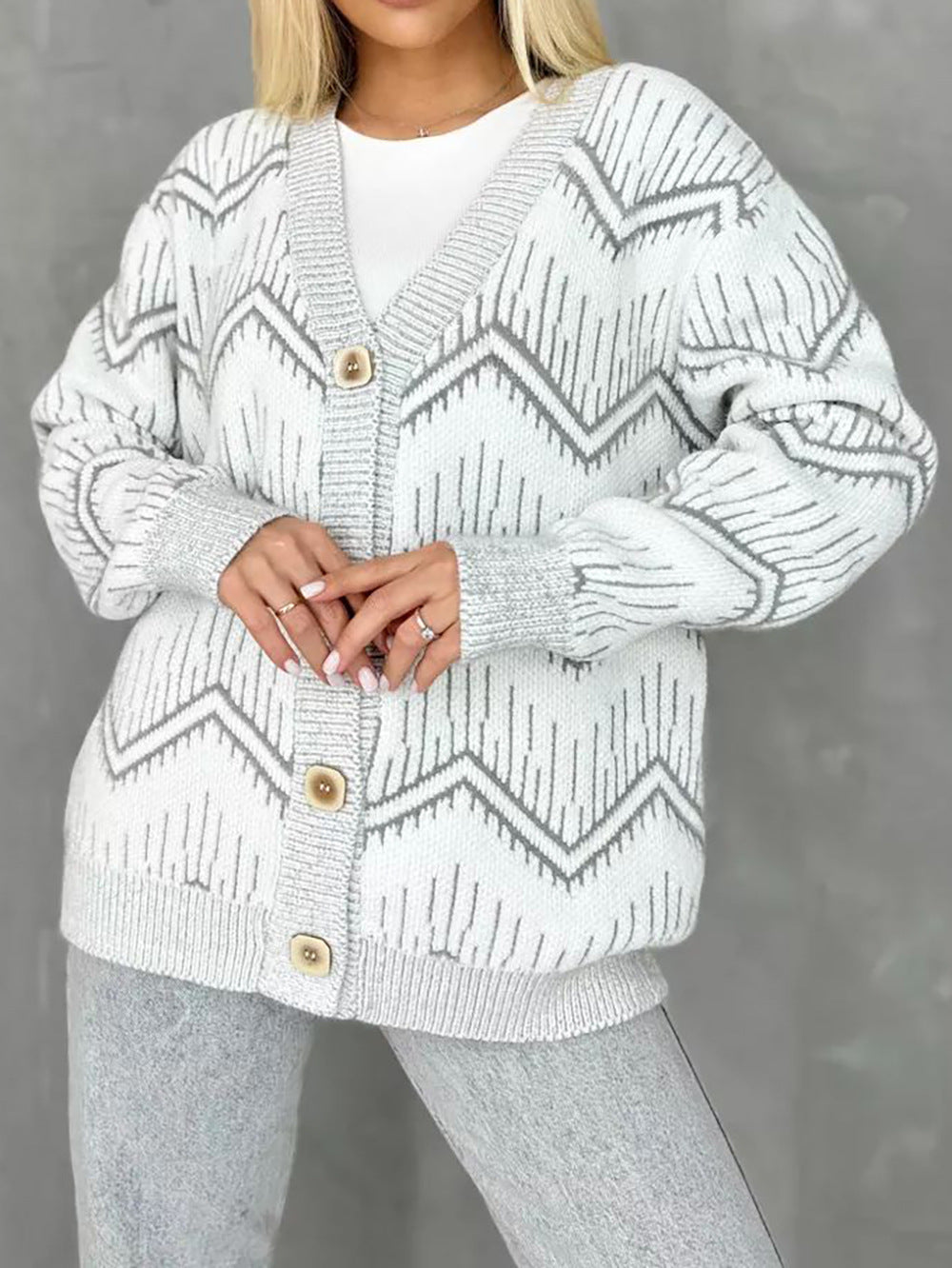 Veste en tricot pour femmes avec motif en zigzag et détails de boutons Chic & Stil